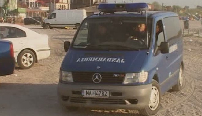 Scandal la Vama Veche aplanat de jandarmi - scandalvama43989300-1346068224.jpg