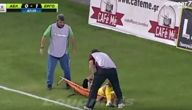 VIDEO. DE TOATĂ JENA! Coșmar pentru un fotbalist: faultat grav și scăpat de două ori de pe targă! - scapatdepetargapoza98157700-1445411867.jpg