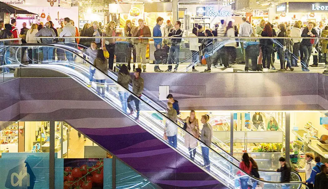 La un pas de tragedie! Un bărbat de 63 de ani a leşinat şi a căzut pe scările rulante dintr-un mall - scari-1767099580.webp