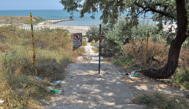 Pârloagă, gunoaie și mirosuri pestilențiale, în zona de acces spre Plaja Modern - scariaccesplajamodernzonazorile1-1342031644.jpg