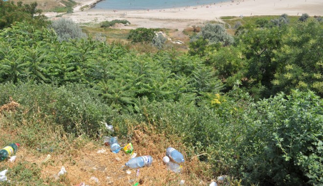 Pârloagă, gunoaie și mirosuri pestilențiale, în zona de acces spre Plaja Modern - scariaccesplajamodernzonazorile9-1342031873.jpg
