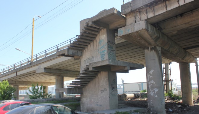 Minora căzută de pe pasarela pietonală de la Butelii nu a rămas internată - scaripasarelapietonalapodbutelii-1367920367.jpg