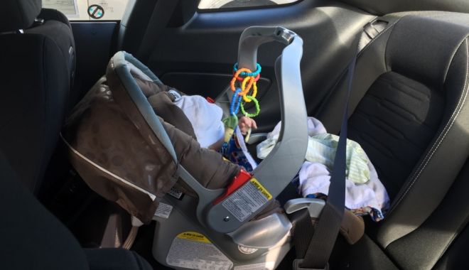 Un bebeluș de un an a murit sufocat de bara de protecție a căruciorului în care dormea - scaun-1589022626.jpg
