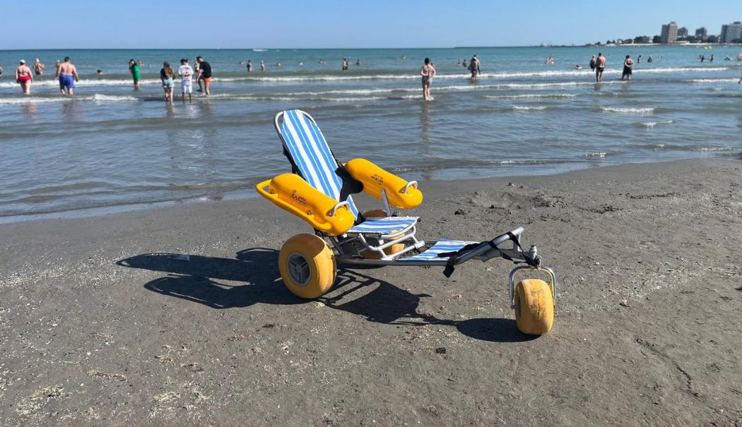 Persoanele cu dizabilități pot intra și în mare, pe opt plaje de pe litoral - scaune-plutitoare-1-1722525174.jpg