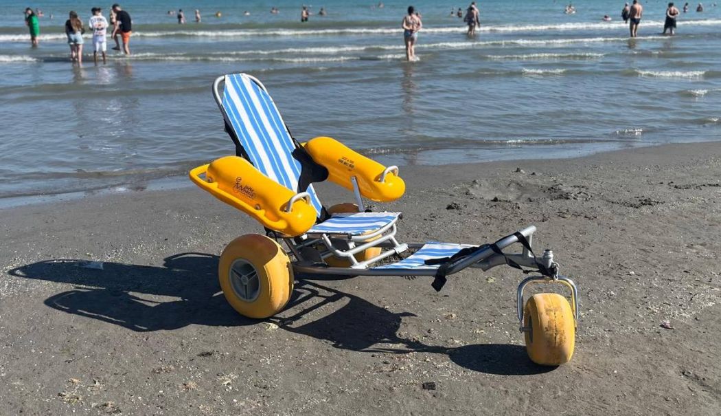 Mai multe sectoare de plajă au fost dotate cu scaune plutitoare pentru persoanele cu dizabilități