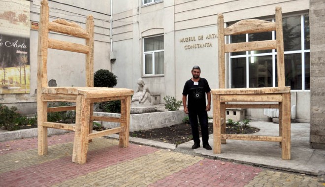 Scaune gigant,  un cadou pentru  Muzeul de Artă Constanța - scaunegigantdimitrovpopa-1318773133.jpg