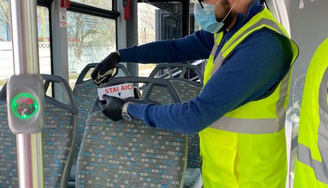 Scaunele din autobuzele CT Bus, marcate pentru a se putea păstra distanța de siguranță - scauneledinautobuze-1584729431.jpg