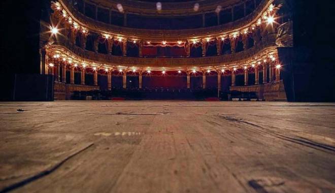 Crimă sau accident? Actor mort pe scenă, în timp ce repeta o scenă cu o sabie - scenateatru-1455695295.jpg