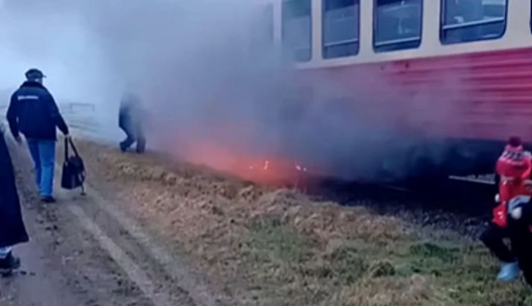 Scene de groază într-un tren care a luat foc în mers. Pasagerii s-au autoevacuat - scene-de-groaza-1737456874.jpg