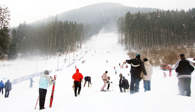 Unde mergem în vacanță? Zonă montană cu peste 20 de pârtii de schi funcționale - schi-1548430315.jpg