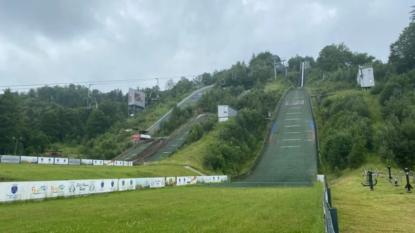 Sportivi din 15 ţări, la Râşnov, în weekend, la Cupa Mondială de vară la sărituri cu schiurile - schi-1726751978.jpg