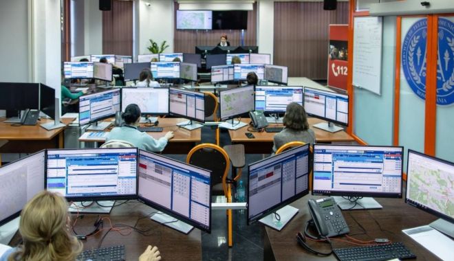 Dispecer de la 112, cercetat după ce i-a spus unui bărbat care a anunțat că are o bombă sub mașină să ducă dispozitivul la poliție - schimbareproportiioperatoridispe-1681229193.jpg