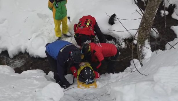 Alertă pe pârtie. Schior căzut în pârâu, salvat de jandarmi - schior-ranit-1771579043.webp