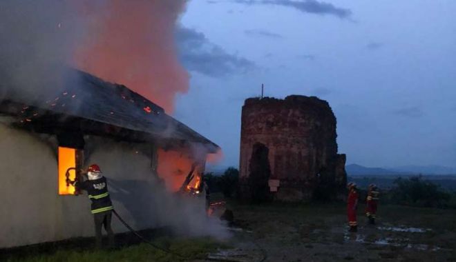 Schit distrus de un incendiu, după ce a fost lovit de trăsnet - schit-1687596510.jpg