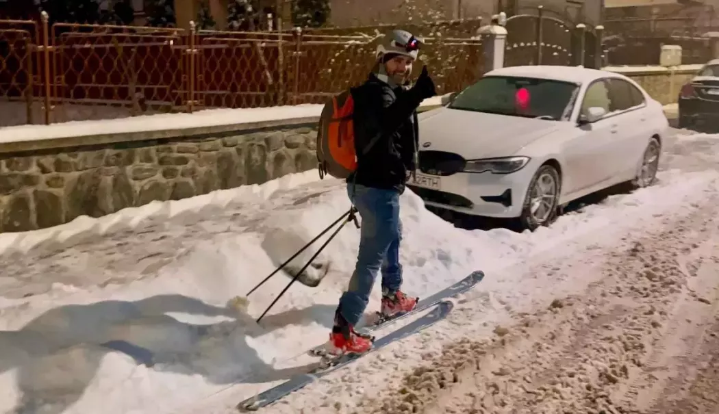 Imagini inedite! Un bărbat a fost surprins în timp ce mergea pe schiuri la muncă - schiuri-1768380828.webp