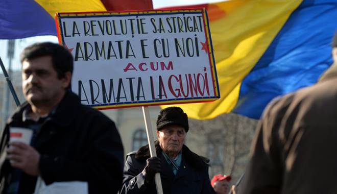 Foștii militari au protestat în Piața Victoriei - scmd-1457283459.jpg