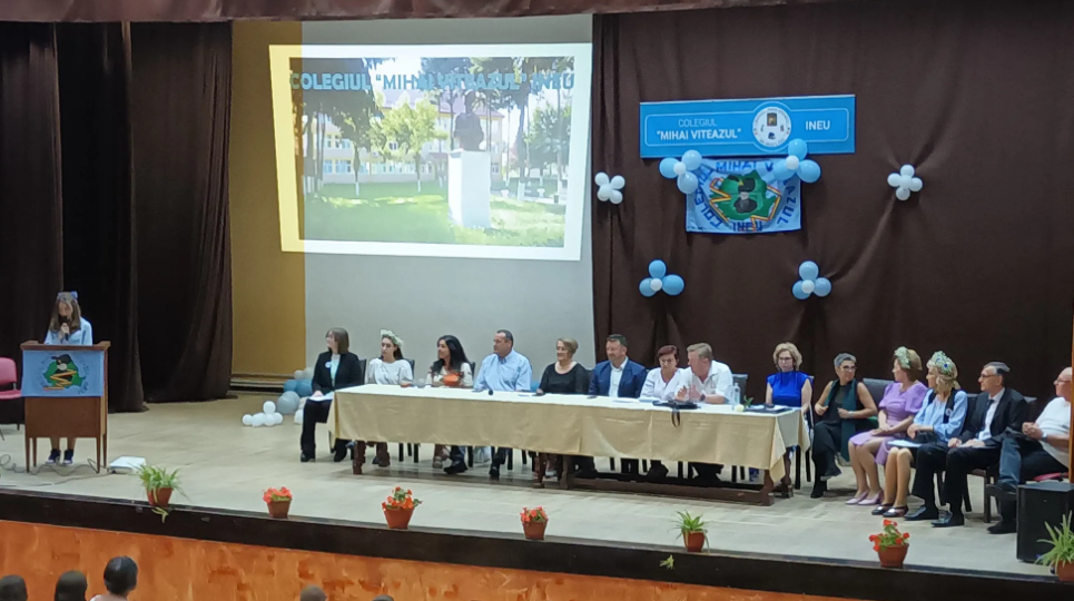 Șefă de promoție, la finalul liceului: „Ce m-a învățat școala? Să mă conformez, să mint, să-mi șterg cu buretele personalitatea..."
