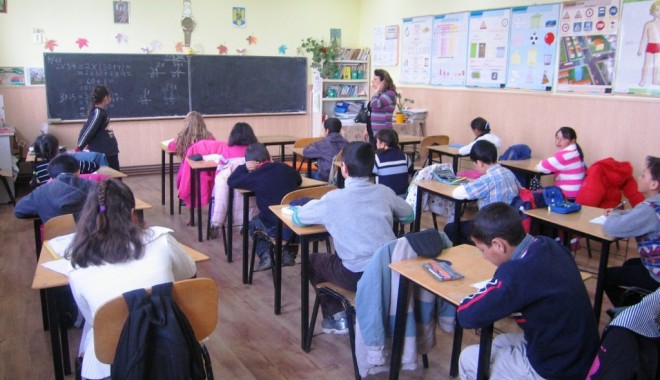 Două săptămâni de școală și iar VACANȚĂ - scoala-1365996947.jpg