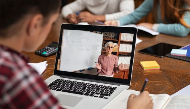 Cine poate cere libere plătite pentru a sta cu copilul acasă, dacă acesta face școală online - scoala-1600668700.jpg
