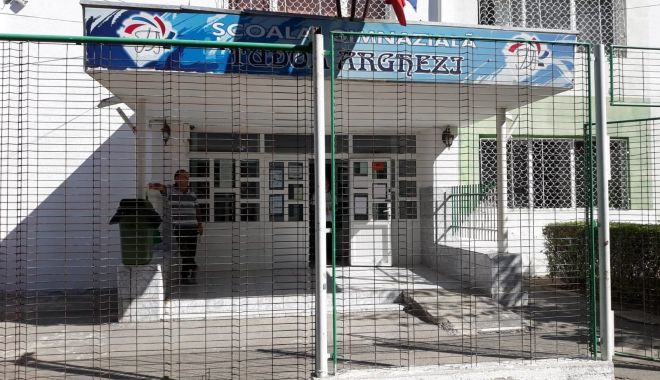 Activitatea unei şcoli îşi desfăşoară activitatea într-un fost cămin din Năvodari. „Vrem o clădire nouă” - scoala-1603356833.jpg