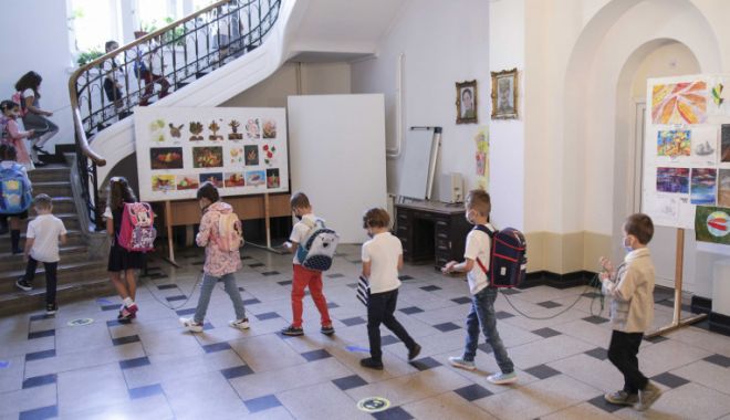 Elevii din învăţământul primar vor beneficia de transport gratuit la şcoală - scoala-1634041492.jpg