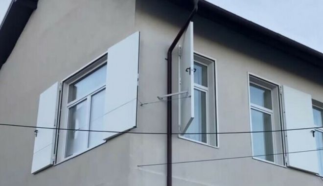 O școală din Suceava a fost modernizată cu uși în loc de ferestre - scoala-1672928166.jpg