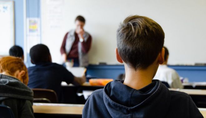 Școlile ar putea angaja persoane necalificate să fie profesori, pentru cel mult un an școlar - scoala-1674052440.jpg