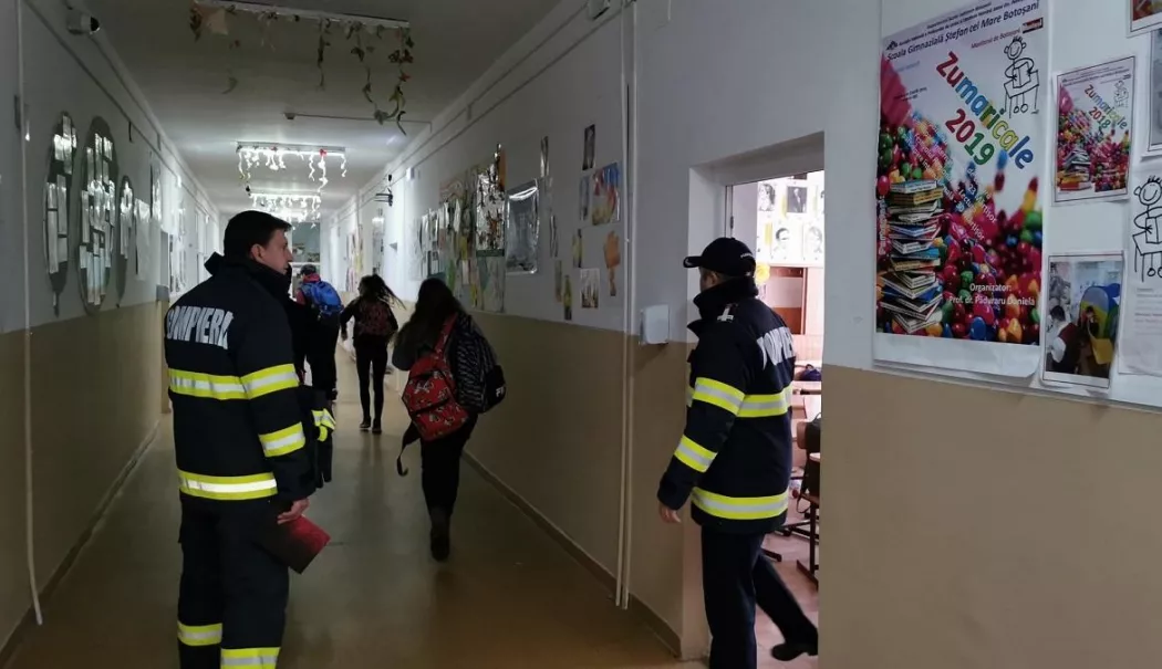Panică într-o școală după pulverizarea unui spray lacrimogen. Zeci de elevi și profesori evacuați