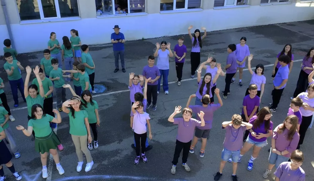 Foto - Elevii claselor a IV-a de la Școala „Ion Jalea” au organizat un flashmob pentru pace