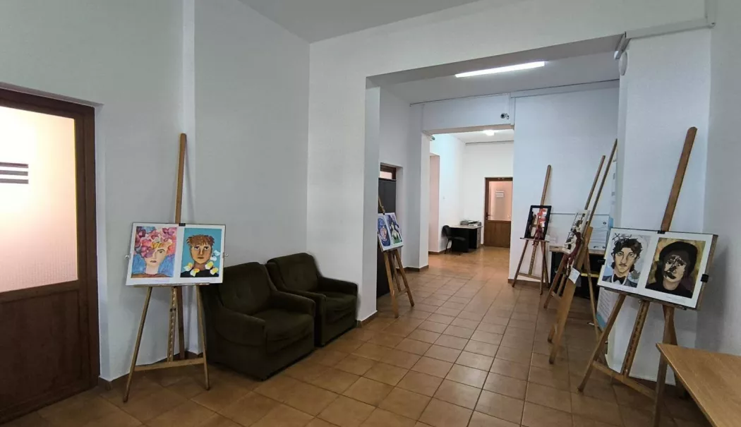 „Diferiți în formă, egali în esență”, expoziție realizată de elevi la Inspectoratul Școlar Județean Constanța - scoala-39-1778416869.webp