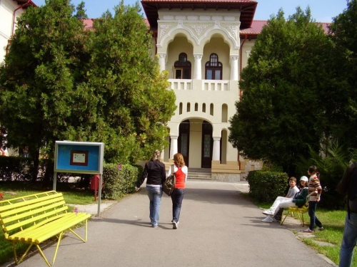 Colegiul Pedagogic, gazda Colocviului Național de Haiku - scoala1-1316975367.jpg