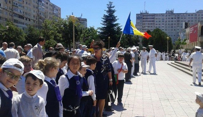 Elevii Școlii nr. 10 au depus coroane la Monumentul Eroilor - scoala10-1465492891.jpg