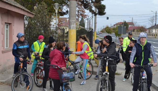 Activități școlare într-un proiect de peste 100.000 euro - scoala23august-1448293584.jpg