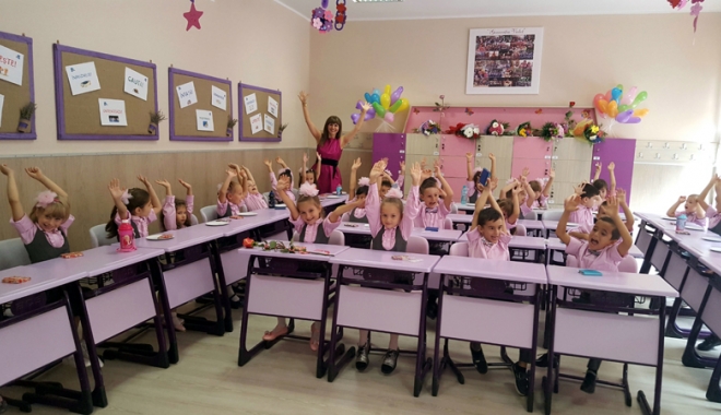 Bobocii Școlii nr. 30, aplaudați la scenă deschisă de colegii mai mari - scoala30-1473780392.jpg