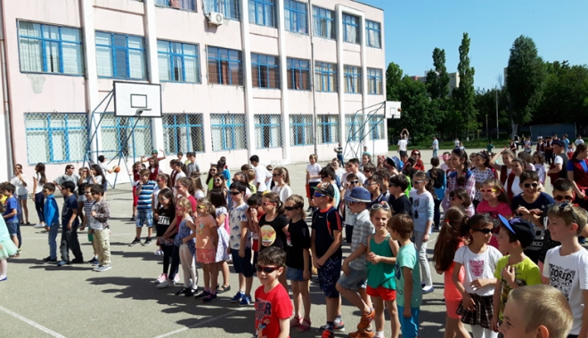 O altfel  de aniversare  la Școala 38…  cu dress code - scoala381-1464799279.jpg
