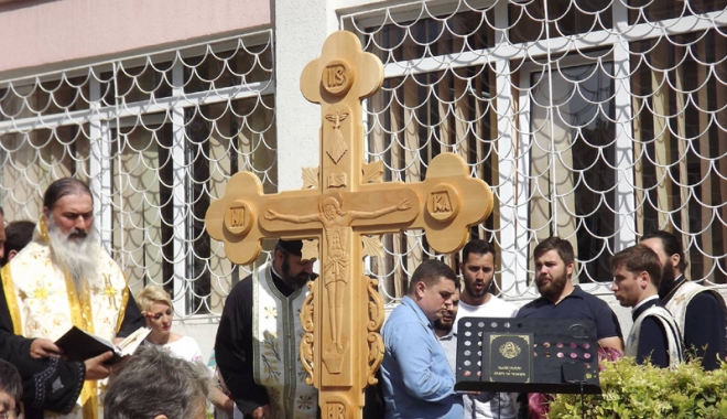 Cruce  în memoria dascălilor decedați,  la Școala nr. 39 - scoala39-1474206439.jpg