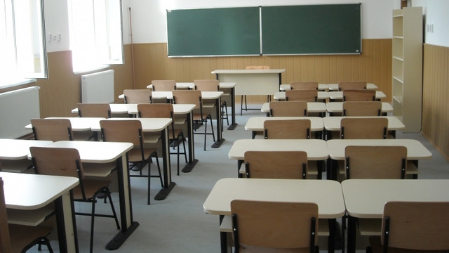 Profesor reţinut 24 de ore! Bărbatul este cercetat pentru agresarea mai multor elevi - scoalabanci-1665554976.jpg