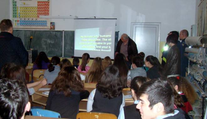 Elevii din Corbu, interesați de riscurile asociate viciilor - scoalacorbu-1426264682.jpg