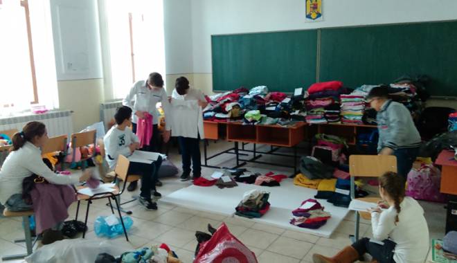 Elevii din Costinești duc daruri  colegilor din Lipnița - scoalacostinesti-1418665306.jpg