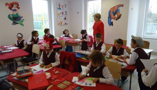 Elevii din comuna Grădina au primit uniforme - scoalagradina-1415798033.jpg