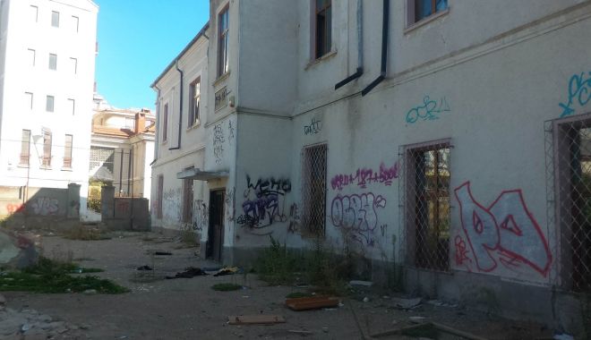 Grecii pregătesc o amplă campanie pentru curățarea fostei Școli nr. 2 - scoalagreaca-1583356777.jpg