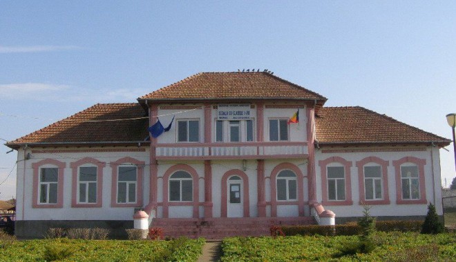 Școala din Nisipari, gazda evenimentului 