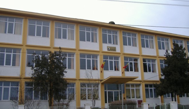 Scandal monstru la Școala nr. 23: medicul școlar, acuzat că vine beat la serviciu! - scoalanr23-1370624786.jpg