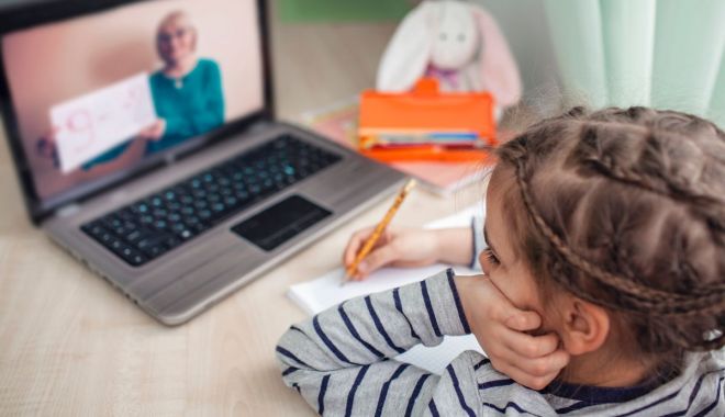 Videoconferinţă cu prefecţii. Ce spune premierul Ciucă despre trecerea şcolilor în online, pe timpul iernii
