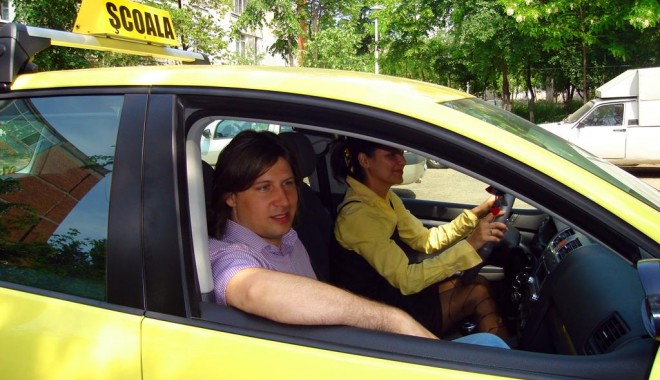 MAI: Examinatorii auto ar putea fi testați anual - scoalasoferi-1317742082.jpg