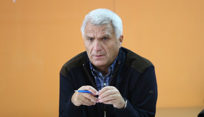 Șeful Serviciului Înmatriculări Auto, Romeo Tecău, a ieșit la pensie - scoalasoferiromeotecau68-1373899432.jpg