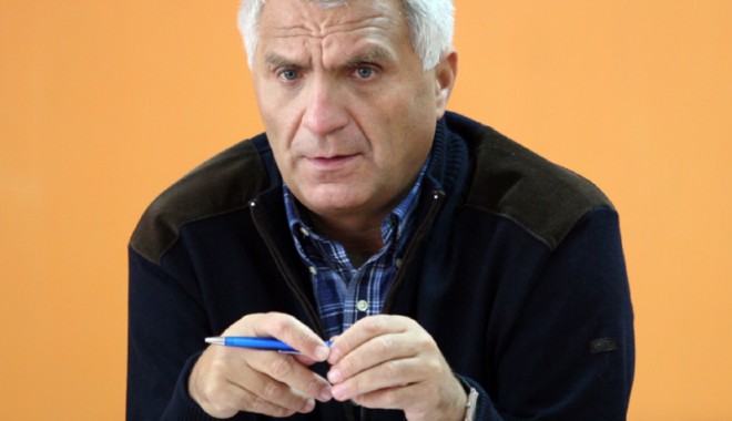 Șeful Serviciului Înmatriculări Auto, Romeo Tecău, a ieșit la pensie - scoalasoferiromeotecau68-1373903081.jpg