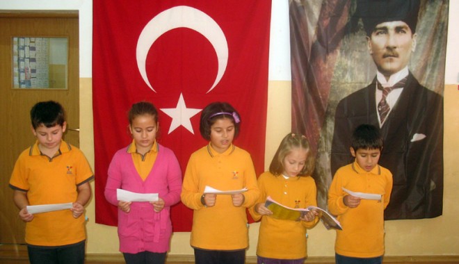 În memoria întemeietorului Turciei - scoalaspectrum-1321195225.jpg