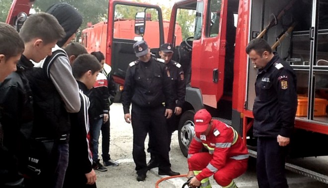 Elevii de la Tuzla învață să facă față dezastrelor - scoalatuzla-1381770670.jpg