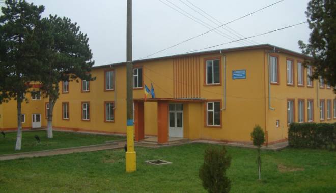 Școală din Valu  lui Traian, printre 